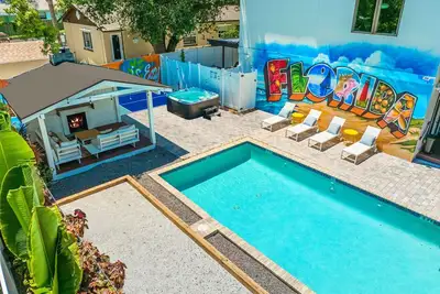 Image de Sleeps 18 - Heated Pool-Pickleball-Hot Tub-Gym-Sauna