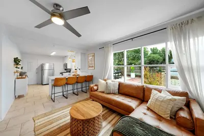 Image de Charming & Relaxing Getaway: Mins to Beach - Patio  5 star Location