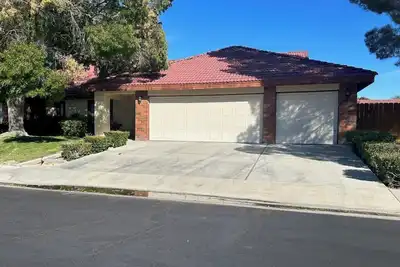 Image de Charming Large 3+ Bedroom 2. 5 Bath Single Story House in Heritage Village.