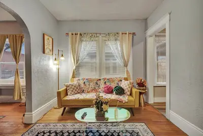 Image de Spacious and cozy home 1 min walk to Kodak Ctr 2bd