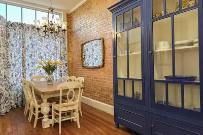 Image de Charming 2 Br/2 bath in Historic District - Rent 1 Suite or Both/8-16 people!