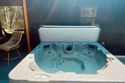 Image de West Glacier Luxury Getaway\n\nRight outside the West Glacier entrance