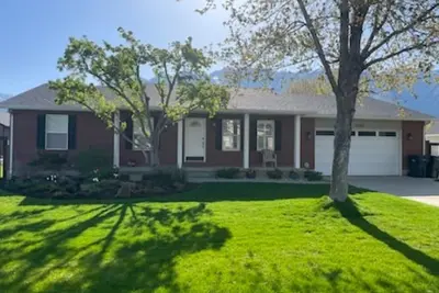 Image de Charming 3-bedroom house, Wifi, hot tub, pool Table, and close to ski resorts.