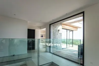 Image de Villa Horizon\nÉlégante avec une vue imprenable et un design épuré.