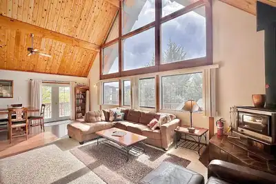 Image de New - Peakview Lodge - Fireplace- Views