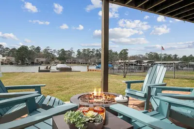 Image de 4\\2. 5+ Lake House — Private Dock, Swim, Fish, Lake Mat, Light-Block. Drapes, King
