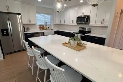 Image de Spacious 4-bedroom home with pool, Walk to beautiful Freestone Park.