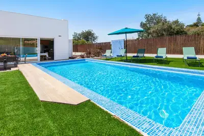 Image de Serene Escape With Private Pool And Barbecue