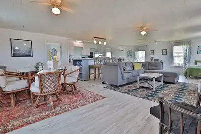 Image de Open plan house w/ close Beach Access & both Ocean & Bay Views