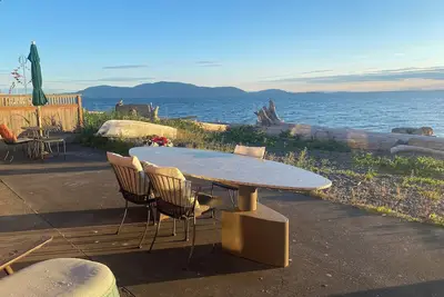 Image de Charming beachfront cottage w/ sweeping views of San Juan Islands with WiFi, Ac