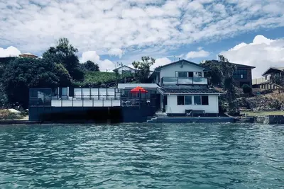 Image de Waterfront Oasis: Panoramic views, pool, pet-friendly. Like living on a boat.