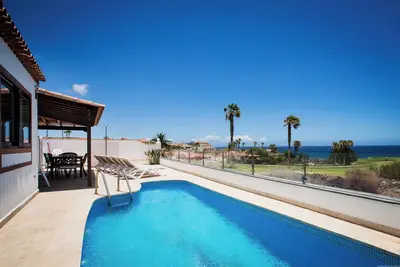 Image de \"Villa Atlantico\" près de la plage avec piscine privée, Wi-Fi, climatisation, terrasse et jardin