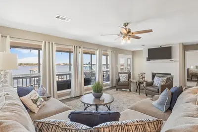 Image de Lakefront property perfect for fishing and boating. Winter dates available!