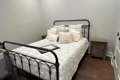 Image de Charming 3-bedroom house sleeps 8 and less than 4 miles to The Grove. free WiFi