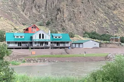 Image de Spacious Riverfront Cabin in Beautiful Marysvale
