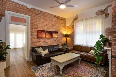 Hamilton Hideaway Pet Friendly near Eateries and Entertainment