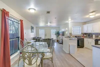 Image de 4 Mi to Nrg Stadium: Spacious Houston Townhome!