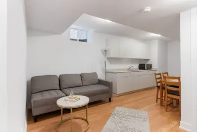 Image de Newly Built Basement Suite – Comfort & Convenience