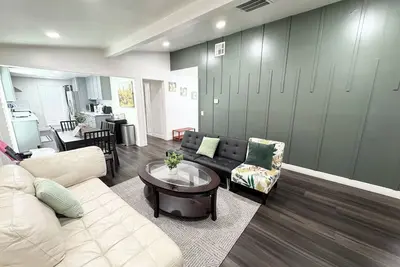 Image de Welcome to Our Vacation Home near Disneyland