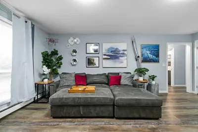 Image de “Pilot House\" Top Floor Centrally Located Condo