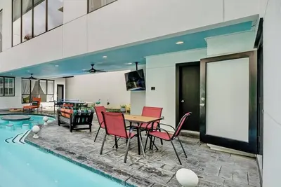 Image de The Kirby Retreat–Luxe Stay w/ Heated Pool, King Size Beds, Garage & Games