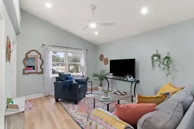 Image de Coastal Bungalow Right in Downtown