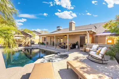 Image de Great Location! Walk to State Farm Stadium! Heated Pool & Spa!