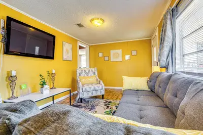 Image de 3 Mi to Lake Saracen: Pine Bluff Home w/ Grill!
