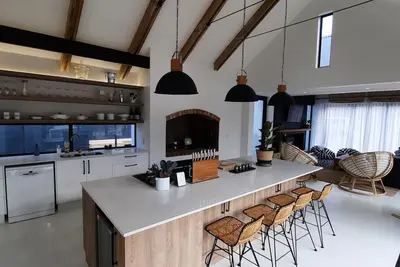 Image de Lovely 3 bedroom house within 5 minute walk from the beach