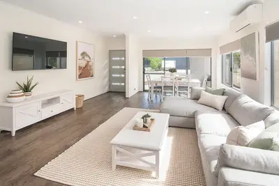 Image de Prime Location: Minutes from Town and the Beach