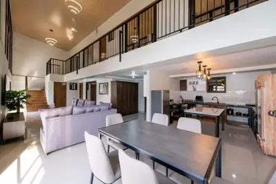6-bedroom The Warehouse Loft with Reserved Parking and Free WiFi