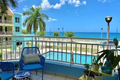 Image de Boho Beach Box | Ocean Front Apt With Pool- in Downtown Walkable Location