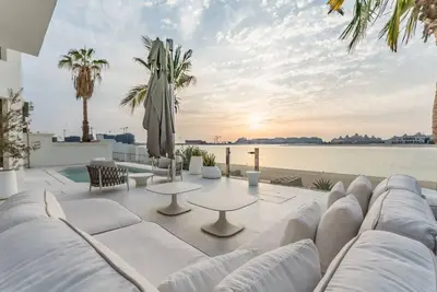 Image de Beachfront 3br Villa with Private Gym, Pool, Jacuzzi & Workspace, Palm Villa