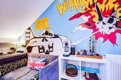 Image de Entire Artistic-Open Apartment by Trains\/Airport close to sea and Cliff Gardens.