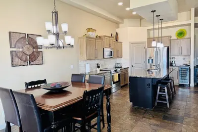 Image de Golf Course Views Over 10th Tee Box – Sleeps 12 by Mesquite Vacation Rentals: Walk to Falcon Ridge Clubhouse with $510 in free daily activities!