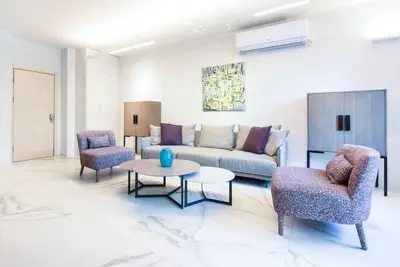 Central 2br Apartment with Parking by HolyGuest