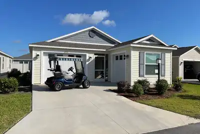 Image de Stylish home with gourmet kitchen, dual garages, and private golf cart!