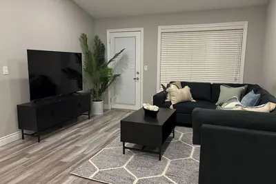 Image de Cozy home, 4 mins drive to Windsor airport & 10 mins drive to Detroit border