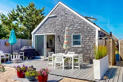 Image de Quiet cottage on the beach with deck, grill, Ac, & water views