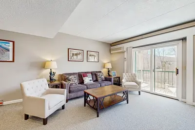 Image de Mountainside condo w/ pool & rec room; walk to the ski lifts and downtown!