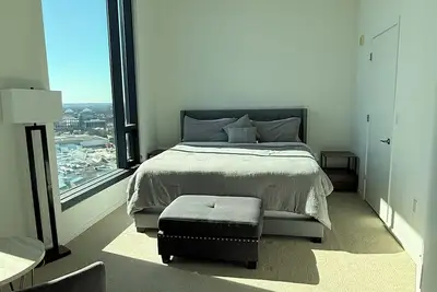 Image de Stylish King Suite • Tysons Corner Mall Access • Metro Nearby