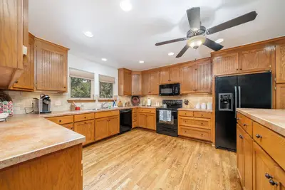 Image de Cottage on 160 Acres | Stocked Lakes | Firepit | 30 Minutes to Tulsa