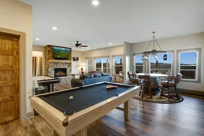 Image de Luxury & Mountain Views! 4000 SqFt w/Hot Tub, Theater, Arcade, Pool, & Discounts