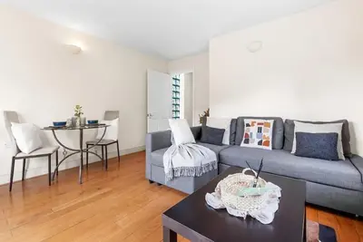 Image de Cosy one-bedroom apartment, city-close yet peaceful with beautiful river views.