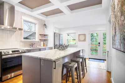 Image de Oregon-Themed Retreat, Walkable, Ac, Serene Yard with Deck