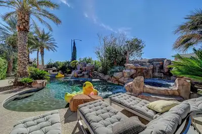 Image de Vegas Mansion - Pool, Spa, Gym - 12 mins to Strip