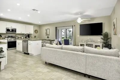 Image de 6 BEDROOMs, Walk to Beach, Game Room, Parking, Ac