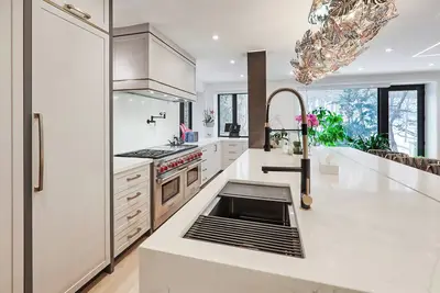 Image de Timeless Luxury Enchanting Home In prestigious Casa Loma -Yorkville