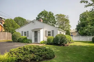 Image de 🌊 Modern & Sleek Beach Cottage – Stylish getaway just minutes from Newport’s best beaches! ☀️🏡