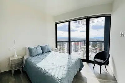 Image de 10 minutes from downtown! Ideal for executives, incredible views